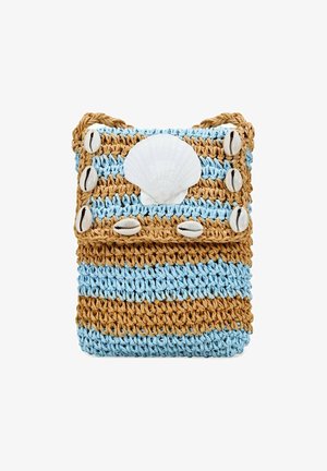 Bolso de mano tejido con rayas azules y beige, que presenta un gran acento de concha blanca y pequeños botones de concha en la solapa.