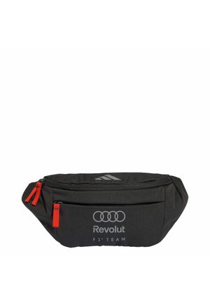 Schwarze Bauchtasche mit roten Reißverschlussanhängern, auf der Vordertasche befindet sich das Audi-Logo über der Aufschrift "Revolut F1 Team".