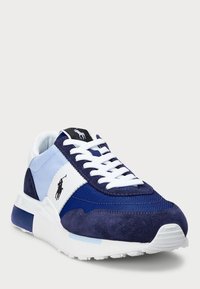 Granatowo-jasnoniebieskie buty sportowe z cholewką z zamszu i siateczki, białe sznurówki oraz detal z logo na języku i bocznym panelu.