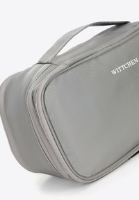 Borsa da toilette in nylon grigio di forma rettangolare, dotata di manico superiore e superficie liscia. Nome del marchio "WITCHEN" stampato sul lato.