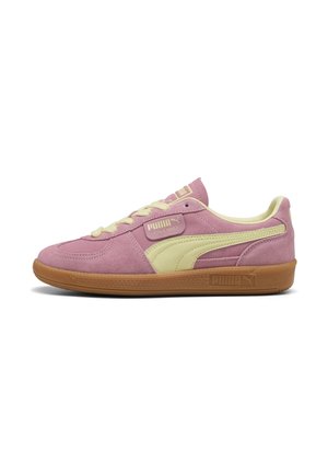 Baskets basses Puma Palermo en daim rose avec bande et lacets crème, et semelle en caoutchouc marron, vues de profil.