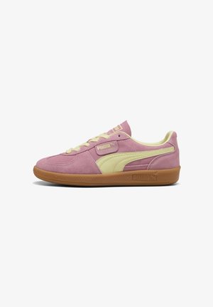 Low-top Puma Palermo sneaker in roze suède met crème streep en veters, en een bruine rubberen zool, zijaanzicht.