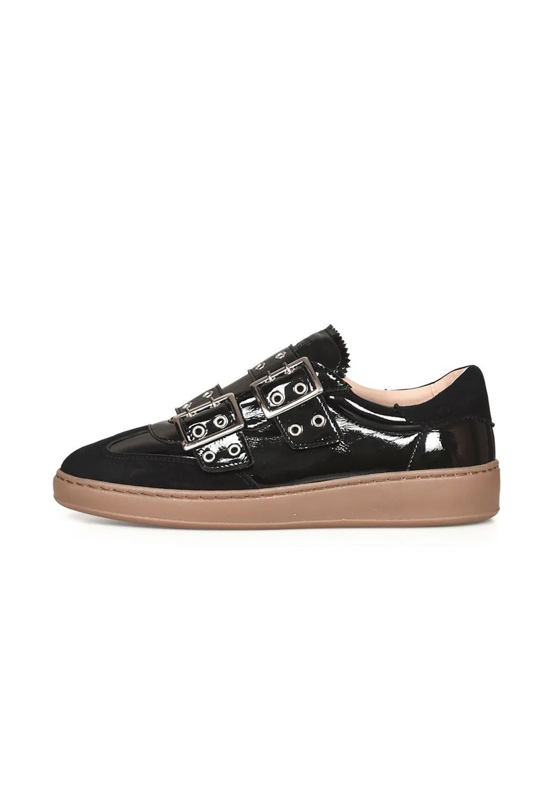 Zwarte gepolijste leren sneakers met drie metalen gespstraps, textuurelementen en een tan rubberen zool. Rondneus en gestikte details.