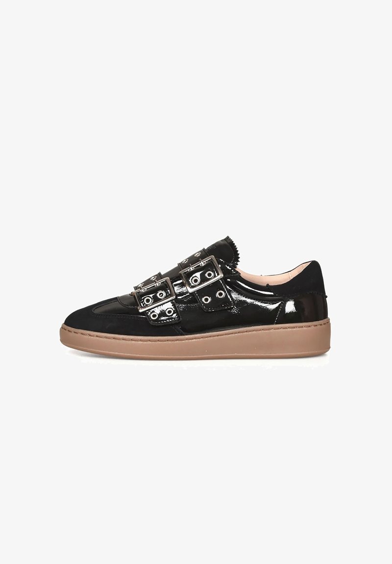 Zwarte gepolijste leren sneakers met drie metalen gespstraps, textuurelementen en een tan rubberen zool. Rondneus en gestikte details.