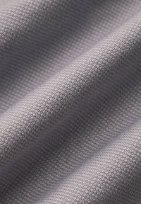 Szary teksturowany materiał o ciasnym splocie, z delikatnym wzorem i miękkim, gładkim wykończeniem. Idealny do różnych zastosowań tekstylnych.