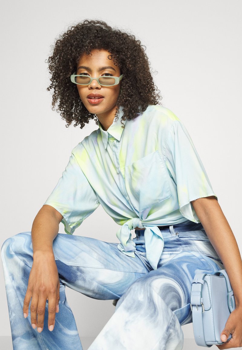 Damen Skinny | NA-KD SWIRL PATTERN Jeans Straight Leg blue/blau - VH29693 Damen Skinny | NA-KD SWIRL PATTERN Jeans Straight Leg blue/blau - VH29693