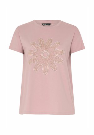 T-shirt rosa a maniche corte con un grande ricamo floreale centrale realizzato con fili bianchi e dorati.