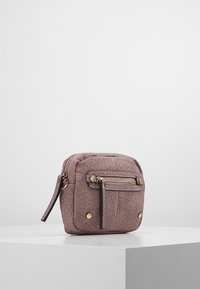 Pieni käsilaukku teksturoidusta mauve-nahasta, jossa kullanväriset metalliosat, etutasku vetoketjulla ja irrotettava olkahihna. Neliön muotoinen.