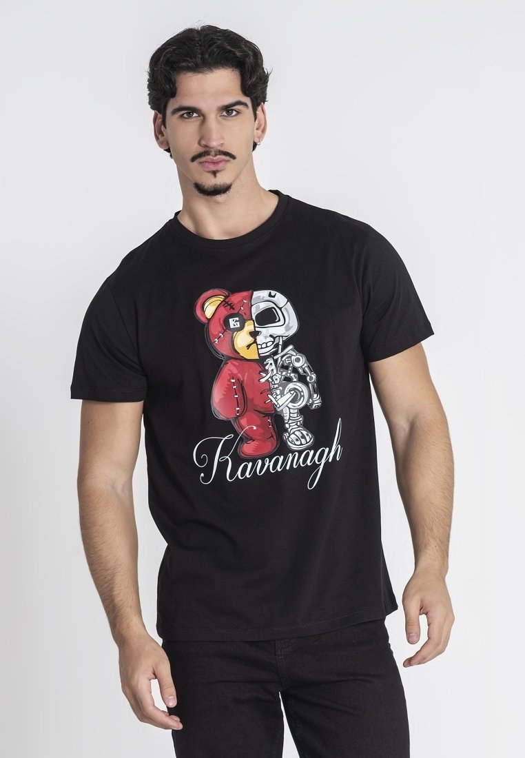 Camiseta de algodón negra con un diseño gráfico de un personaje mitad oso y mitad esqueleto, con el texto "Kavanagh" debajo.
