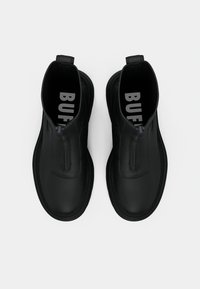 Mustad nahast pahkluukingad külgtõmblukuga, sileda tekstuuri, ümmarguse varbaosaga ja kaubamärgiga sisetallaga, millel on suur kiri.