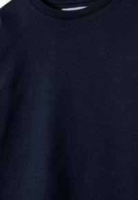 Felpa girocollo di un blu navy scuro con collo a coste, tessuto morbido e senza loghi o design visibili.