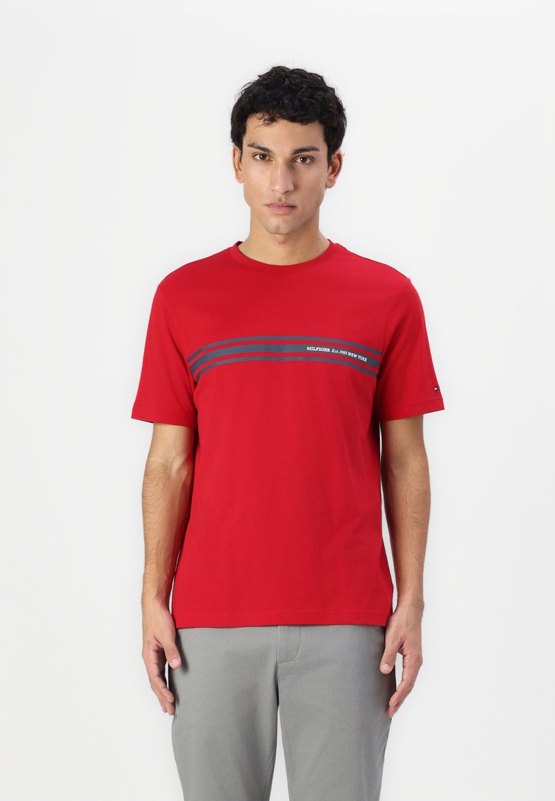 Tommy Hilfiger - CENTRAL CHEST STRIPE TEE - T-shirt con stampa - medium red, Ingrandire