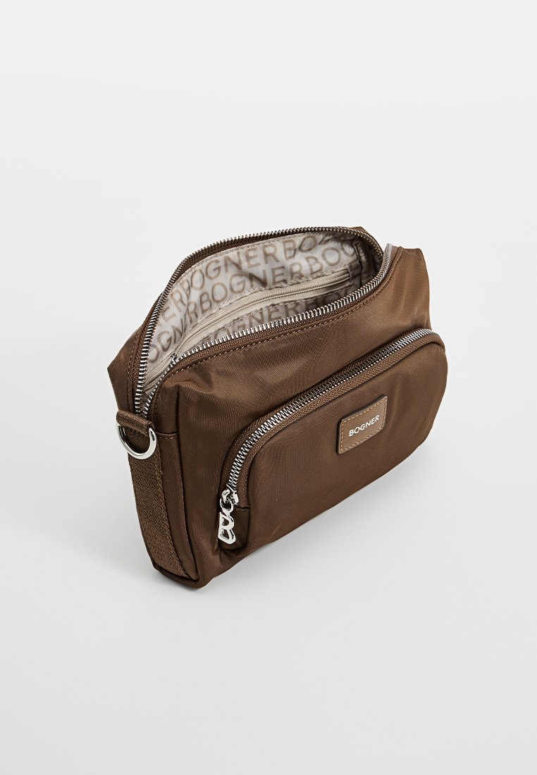 Borsa in nylon marrone con finitura testurizzata, dotata di un compartimento principale con zip e tasca frontale, arricchita da una toppa con logo.