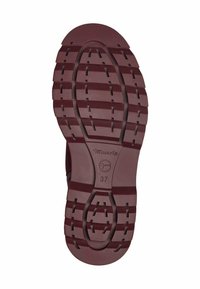 Talpa unei pantofi burgundy cu adânci caneluri, afişând logo-ul brandului Tamaris și mărimea 37.