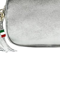 Zilveren metallic clutch met een gestructureerd oppervlak, rechthoekige vorm, franjes en een kleine Italiaanse vlag charm eraan bevestigd.