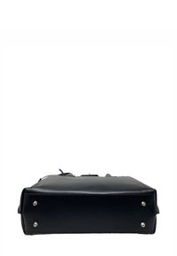 Czarna skórzana torba o płaskim prostokątnym kształcie, gładkiej fakturze, widocznych szwach i metalowych akcentach na spodzie.