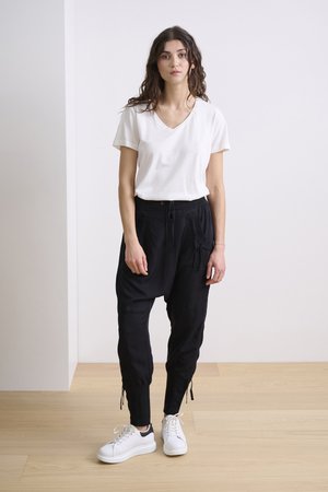 Cream NANNA PANTS - Stoffhose - solid black