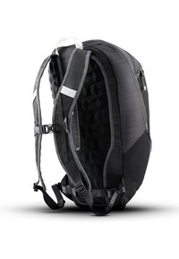 Mochila ergonómica negra con una textura geométrica, bolsillo lateral de malla, correas ajustables y detalles reflectantes para mayor visibilidad.