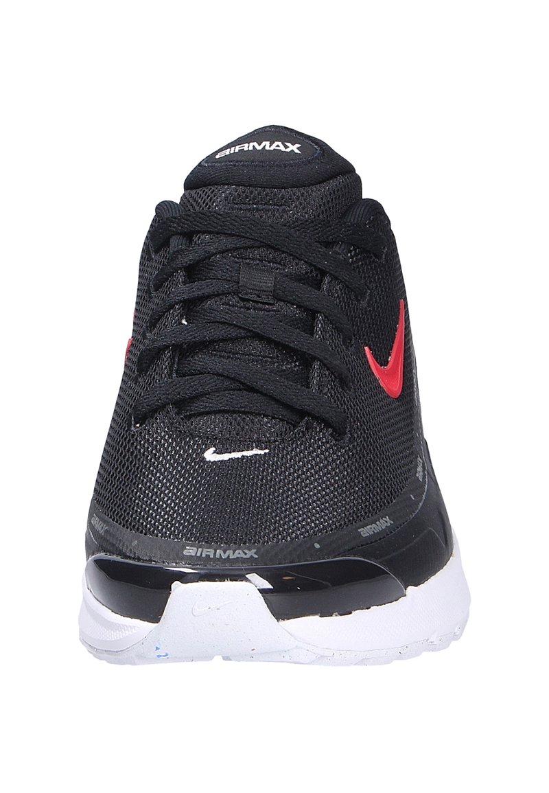 Zapatillas Nike Air Max negras con parte superior de malla, acentos rojos, cordones negros y una suela blanca y negra. Presenta una marca visible en los laterales.