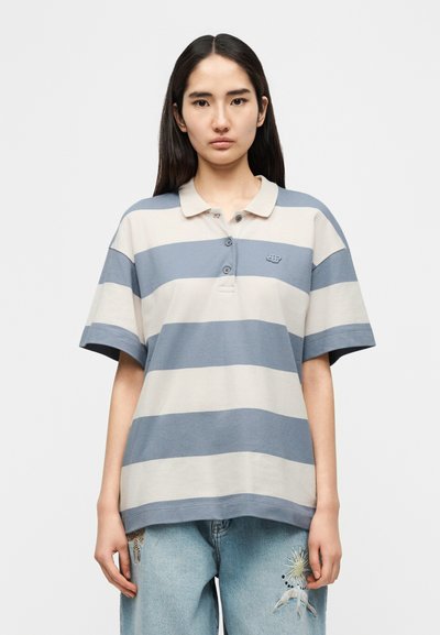 Polo rayé en nuances de gris clair et bleu ; comporte une patte de boutonnage, des manches courtes, et un logo sur la poitrine. Fabriqué en mélange de coton.
