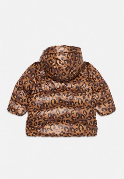 Hnedá a čierna páperová bunda s leopardím vzorom, kapucňou, dlhými rukávmi a lesklým prešívaným povrchom, zobrazená zozadu.