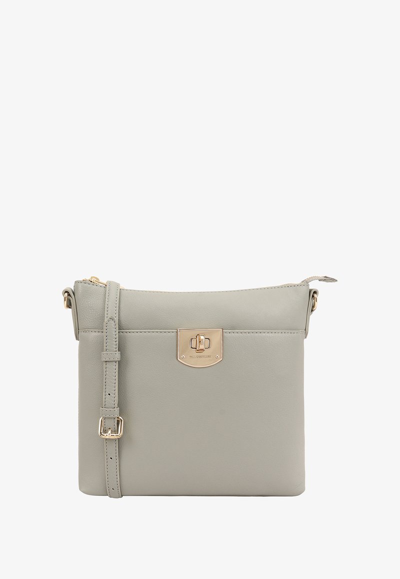 Grijze leren crossbody tas met een gouden sluiting, verstelbare schouderband en een gladde textuur. Rechthoekige vorm met minimalistisch ontwerp.