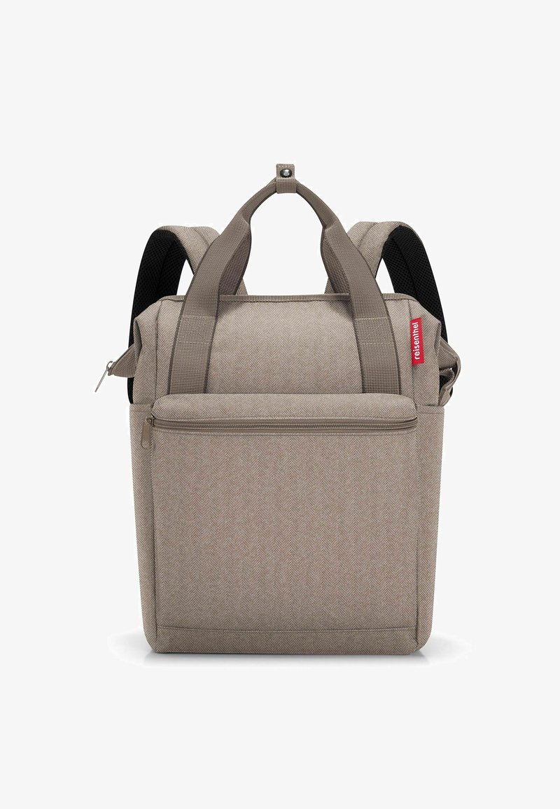 Beige rugzak met visgraatpatroon, voorzien van verstelbare schouderbanden, een bovenhandvat en een voorkant ritszak. Textiel met een gestructureerde stof en zwarte accenten.