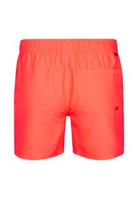 Maillot de bain corail vif avec une taille élastique, une poche arrière unique et un tissu léger et lisse.
