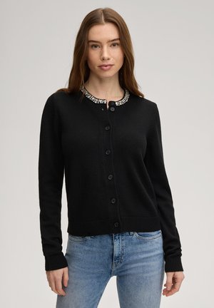 Schwarzer Cardigan aus strukturiertem Stoff, mit einem Rundhalsausschnitt, der mit klaren Steinen verziert ist, durchgehender Knopfleiste sowie gerippten Ärmelbündchen und Saum.