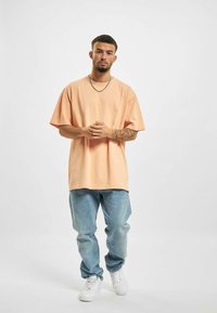 DEF HEAVY  - Lihtne T-särk - coral