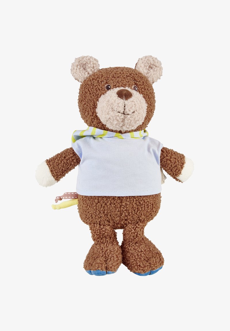 Peluches d'ours en peluche brun à texture bouclée, portant une chemise bleu clair, une écharpe rayée autour du cou et des coussinets de pattes bleus, debout sur un fond blanc.