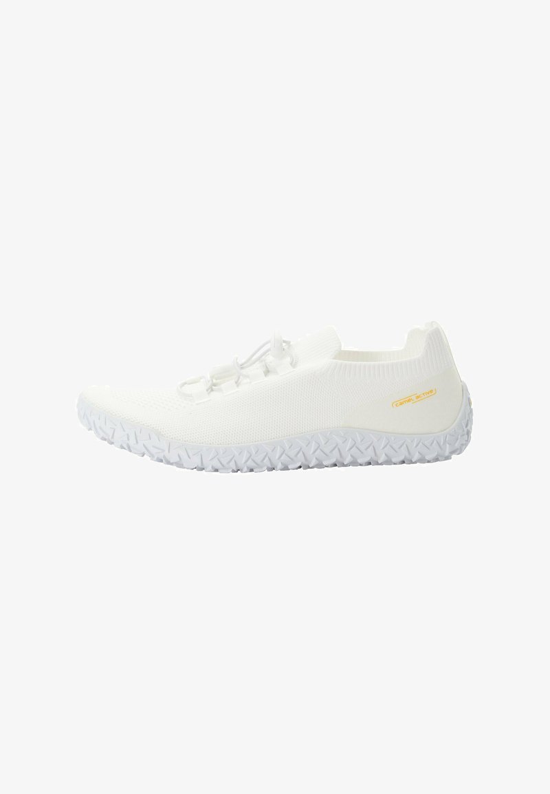 Baskets de sport blanches avec une tige en mesh, des lacets élastiques et une semelle en caoutchouc texturée présentant un motif géométrique. Accent de marque notable en or.