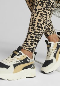 Puma TRINITY LITE ANIMAL - Sneakers basse - sand dune  black alpine snow