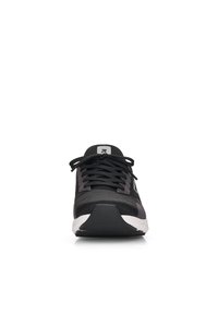 Scarpa da ginnastica nera con tomaia in rete, punta arrotondata e suola testurizzata. Presenta lacci neri e un logo sulla linguetta in grigio.