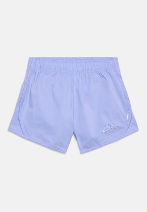 Shorts de sport Nike couleur violet clair avec taille élastique, poches latérales et petit détail réfléchissant sur le côté droit.