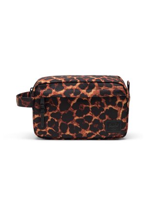 Neceser con estampado de leopardo negro y naranja de forma rectangular, con cierre de cremallera y un asa lateral para un fácil transporte.