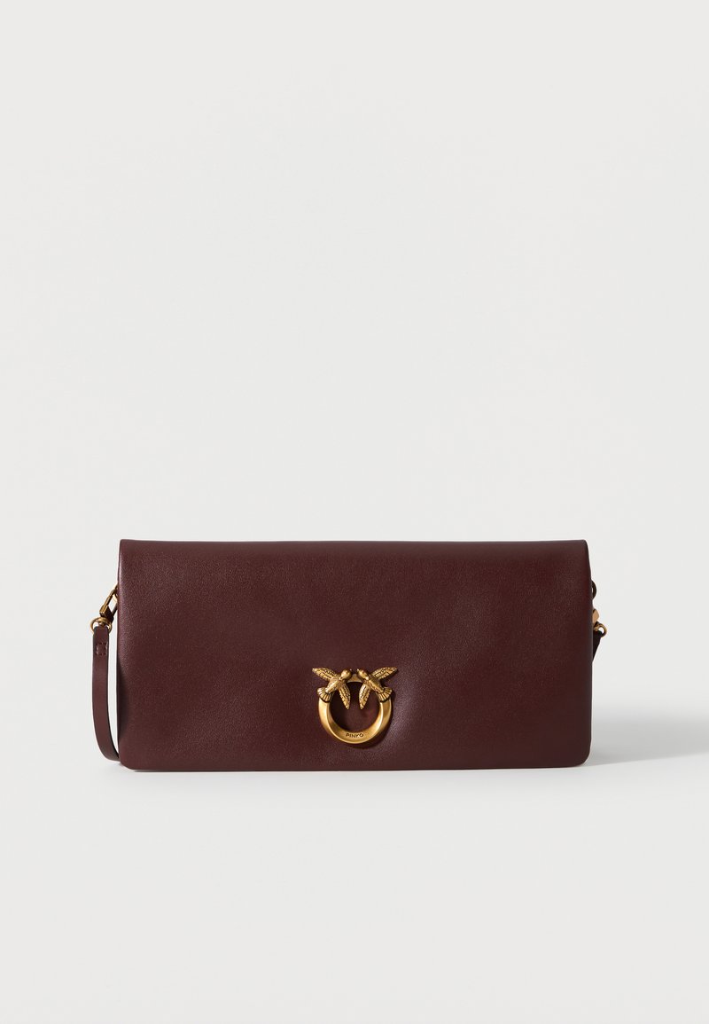 Ορθογώνιος καφέ σκούρος δερμάτινος φάκελος με χρυσό στρογγυλό κούμπωμα που απεικονίζει δύο πουλιά και λεπτό ιμάντα ώμου στο πλάι.