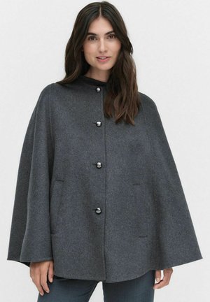 Grijze wollen cape met een hoge kraag, voorzien van drie grote knopen en zijvakken. De textuur is zacht en het ontwerp is losjes aansluitend.
