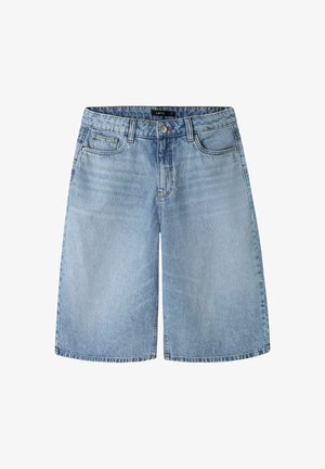 Hellblaue Denim-Knielange Shorts mit Fronttaschen, Gürtelschlaufen und Knopfverschluss.
