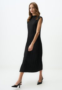 Zwarte geplooide midi-jurk met een hoge hals en kapmouwen, met een gladde textuur en een slanke, elegante silhouet.