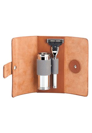 TRAVEL KULTURTASCHE AUS RINDSLEDER MIT GILLETTE® FUSION® RASIERE - Set de rasage - braun/silber