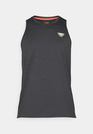 Must Black sleeveless spordisärk, millel on ümmargune kaelus, väikese heledat tooni logoga vasakul ülaosas ja kontrastse oranži sisekaelusega.