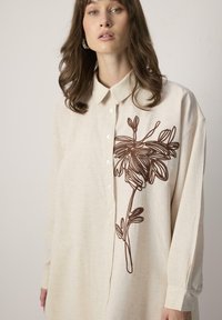 Touché Privé TEXTURED EMBROIDERED - Maxi šaty - natural