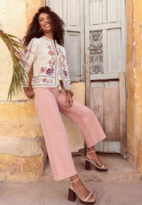 Love & Roses REGULAR FIT - FLORAL PATTERN EMBROIDERED  WITH A TOUCH  - Nyári dzseki - ecru