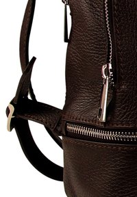 Donkerbruin leren rugzak met een gestructureerd oppervlak, zilveren hardware en meerdere ritsen. Voorzien van verstelbare banden en versterkte stiksels.