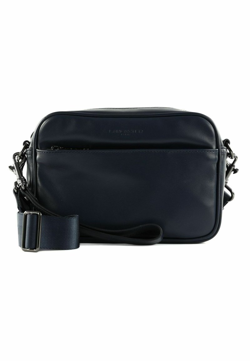 Sac en cuir marine à bandoulière avec une forme rectangulaire, poche zippée sur le devant, sangle réglable et détails de logo subtils sur le devant.