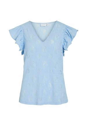Svetlo modra bluza z V-izrezom, kratkimi volančastimi rokavi in teksturirano površino, ki vsebuje paisley vzorec in subtilen lesk.