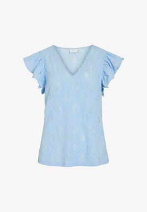 Svetlo modra bluza z V-izrezom, kratkimi volančastimi rokavi in teksturirano površino, ki vsebuje paisley vzorec in subtilen lesk.