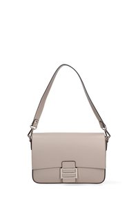 Borsa a spalla in pelle beige con una texture liscia, forma rettangolare, dettaglio della fibbia metallica sulla parte anteriore e tracolla regolabile.