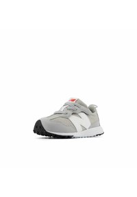 Scarpe sportive per bambini grigie e bianche realizzate in materiali di rete e suede, con chiusura a lacci e suola in gomma nera testurizzata.